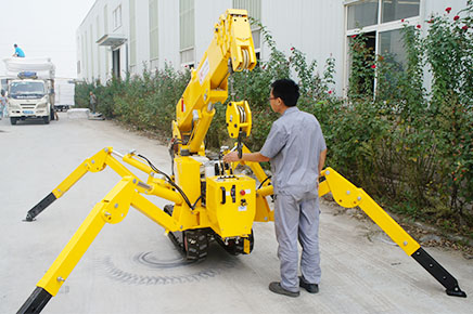 小型吊車空氣濾芯清理維護工作